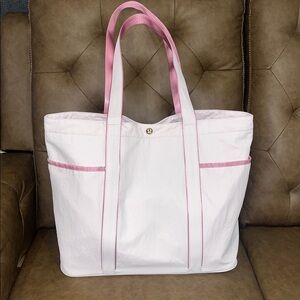 Lululemon Daily Multi-Pocket Tote Bag 20L in Pink